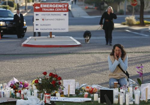 <YONHAP PHOTO-0361> Patty Atkins, right, prays early Sunday morning, Jan. 9, 2011 at a vigil for Rep. Gabrielle Giffords, and other victims at University Medical Center in Tucson, Ariz. (AP Photo/The Arizona Republic, Nick Oza) MARICOPA COUNTY OUT; MAGS OUT; NO SALES/2011-01-10 07:16:44/ <저작권자 ⓒ 1980-2011 ㈜연합뉴스. 무단 전재 재배포 금지.>
Patty Atkins (right) prays Sunday morning at a vigil for Rep. Gabrielle Giffords and other victims at University Medical Center in Tucson, Arizona.  AP-Yonhap News