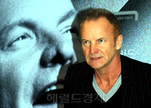 영국출신가수 스팅이 10일 오전 서울 광진구 광장동 W서울워커힐호텔에서 내한공연 기자회견을 갖고 있다. 스팅 내한공연은 오는 11일 서울 올림픽공원 체조경기장에서 열린다. 박현구 기자phko@heraldm.com 2011.01.10
영국출신가수 스팅이 10일 오전 서울 광진구 광장동 W서울워커힐호텔에서 내한공연 기자회견을 갖고 있다. 스팅 내한공연은 오는 11일 서울 올림픽공원 체조경기장에서 열린다. 박현구 기자phko@heraldm.com 2011.01.10