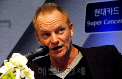 영국출신가수 스팅이 10일 오전 서울 광진구 광장동 W서울워커힐호텔에서 내한공연 기자회견을 갖고 있다. 스팅 내한공연은 오는 11일 서울 올림픽공원 체조경기장에서 열린다. 박현구 기자phko@heraldm.com 2011.01.10
영국출신가수 스팅이 10일 오전 서울 광진구 광장동 W서울워커힐호텔에서 내한공연 기자회견을 갖고 있다. 스팅 내한공연은 오는 11일 서울 올림픽공원 체조경기장에서 열린다. 박현구 기자phko@heraldm.com 2011.01.10