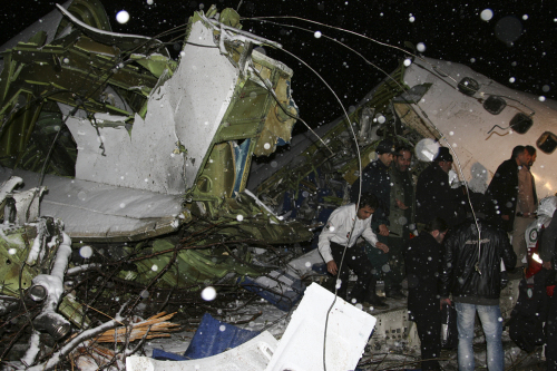 <YONHAP PHOTO-0385> (110109) -- UROUMIEH, Jan. 9, 2011 (Xinhua) -- Rescuers work at the crash site of a passenger plane near the city of Uroumieh in northwest of Iran on Jan. 9, 2011. A passenger plane, identified as a Boeing 727 belonging to the state airline Iran Air, crashed in northwest Iran Sunday evening with over 100 passengers on board. At least 35 passengers survived and scores were killed, the local English language satellite Press TV quoted an unnamed red crescent official as saying. (Xinhua/Mehr, Esfandiar Asgharkhani) (zw)/2011-01-10 07:56:02/ <저작권자 ⓒ 1980-2011 ㈜연합뉴스. 무단 전재 재배포 금지.>
Rescuers work at the crash site of a passenger plane near the city of Uroumieh in northwest of Iran on Sunday.  Xinhua-Yonhap News