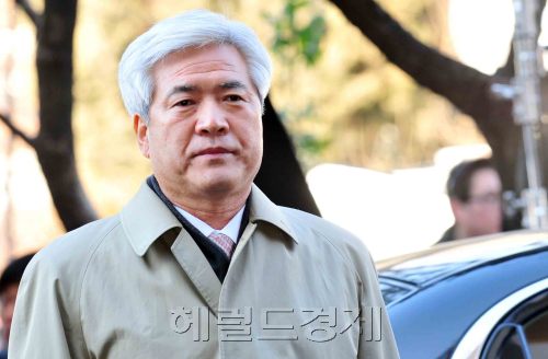 '함바집 비리' 의혹과 관련해 브로커 유상봉(65·구속)씨로부터 1억원을 받은 것으로 알려진 강희락 전 경찰비트코인 스포츠토토이 10일 오후 서울동부지검에 출석하고 있다.<br />김명섭 기자 msiron@
'함바집 비리' 의혹과 관련해 브로커 유상봉(65·구속)씨로부터 1억원을 받은 것으로 알려진 강희락 전 경찰비트코인 스포츠토토이 10일 오후 서울동부지검에 출석하고 있다.
김명섭 기자 msiron@