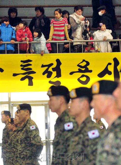 10일 경기도 광주시 특수전 교육단 백마대 체육관에서 열린 UAE군사훈련협력단 창설 및 환송식행사에서 가족들이 식을 보고 있다.<br />김명섭 기자 msiron@
10일 경기도 광주시 특수전 교육단 백마대 체육관에서 열린 UAE군사훈련협력단 창설 및 환송식행사에서 가족들이 식을 보고 있다.
김명섭 기자 msiron@