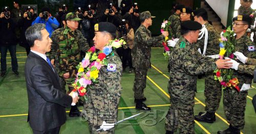 10일 경기도 광주시 특수전 교육단 백마대 체육관에서 열린 UAE군사훈련협력단 창설 및 환송식행사에서 김관진국방장관이 파견 부대원들에게 꽃다발을 전달하고 있다.<br />김명섭 기자 msiron@
10일 경기도 광주시 특수전 교육단 백마대 체육관에서 열린 UAE군사훈련협력단 창설 및 환송식행사에서 김관진국방장관이 파견 부대원들에게 꽃다발을 전달하고 있다.
김명섭 기자 msiron@