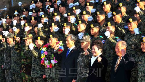 10일 경기도 광주시 특수전 교육단 백마대 체육관에서 열린 UAE군사훈련협력단 창설 및 환송식행사에서 김관진국방장관과 파견 부대원들이 힘찬 구호를 외치고 있다.<br />김명섭 기자 msiron@
10일 경기도 광주시 특수전 교육단 백마대 체육관에서 열린 UAE군사훈련협력단 창설 및 환송식행사에서 김관진국방장관과 파견 부대원들이 힘찬 구호를 외치고 있다.
김명섭 기자 msiron@