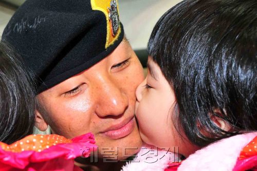 10일 경기도 광주시 특수전 교육단 백마대 체육관에서 열린 UAE군사훈련협력단 창설 및 환송식행사에서 파견 부대원이 가족과 인사를 나누고 있다.<br />김명섭 기자 msiron@
10일 경기도 광주시 특수전 교육단 백마대 체육관에서 열린 UAE군사훈련협력단 창설 및 환송식행사에서 파견 부대원이 가족과 인사를 나누고 있다.
김명섭 기자 msiron@