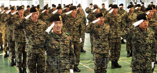 10일 경기도 광주시 특수전 교육단 백마대 체육관에서 열린 UAE군사훈련협력단 창설 및 환송식행사에서 파견 부대원들이 힘차게 경례를 하고 있다.<br />김명섭 기자 msiron@
10일 경기도 광주시 특수전 교육단 백마대 체육관에서 열린 UAE군사훈련협력단 창설 및 환송식행사에서 파견 부대원들이 힘차게 경례를 하고 있다.
김명섭 기자 msiron@