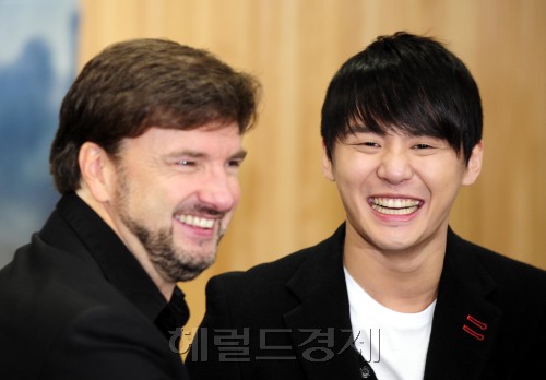 10일 오후 시아준수(김준수)가 서울 중구 예장동 남산창작센터에서 뮤지컬 '천국의 눈물' 연습실 공개 후 열린 기자간담회에서 취재진의 질문에 답하고 있다. 박해묵 기자/mook@heraldm.com
10일 오후 시아준수(김준수)가 서울 중구 예장동 남산창작센터에서 뮤지컬 '천국의 눈물' 연습실 공개 후 열린 기자간담회에서 취재진의 질문에 답하고 있다. 박해묵 기자/mook@heraldm.com