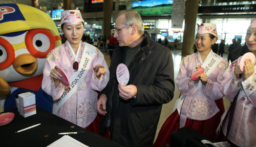 <YONHAP PHOTO-1055> 한국을 즐기세요 (영종도=연합뉴스) 한상균 기자 = 한국방문의해위원회는 10일부터 내달 말까지 문화체육관광부, 한국관광공사와 함께 '2011 코리아그랜드세일' 행사를 진행한다고 전했다. 우리나라를 방문한 외국인을 대상으로 쇼핑, 외식, 숙박 등의 할인혜택과 문화체험을 제공하는 행사로 주요 백화점, 쇼핑몰, 면세점업체 등이 참여했다. 사진은 이날 인천공항에서 외국인 관광객에게 호텔 숙박권과 공연 초대권 등을 탈 수 있는 스크래치 복권을 나눠주고 있는 모습. 2011.1.10 xyz@yna.co.kr/2011-01-10 14:45:46/ <저작권자 ⓒ 1980-2011 ㈜연합뉴스. 무단 전재 재배포 금지.>
A foreign visitor receives hotel accommodation vouchers and cultural performance tickets through a lottery at Incheon International Airport on Monday. The seven-day event is part of the shopping festival “Korea Grand Sale” which runs through Feb. 28. Yonhap News
