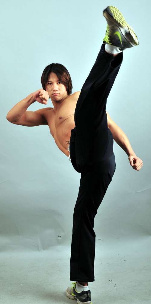 Clad in a pair of “Secret
Garden”-inspired sequin-
striped gym pants,
stuntman-turned-actor
Kwon Moon-cheol a.k.a.
Kwon Hyeok showcases
the moves that
earned him a series of
action stints, including
one as Jung Woosung’s
stunt double in
“The Good, The Bad,
The Weird”
Kim Myung-sub/
The Korea Herald