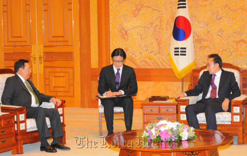 이명박 대통령이 10일 청와대에서 방한한 로물로필리핀 외교장관을 접견하고 있다./ <br />정희조 기자 checho@
President Lee Myung-bak talks with Philippine Foreign Minister Alberto G. Romulo at Cheong Wa Dae on Monday.
Chung Hee-cho/The Korea Herald