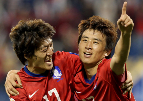 South Korea's midfielder Koo Ja-Cheol (right) celebrates with his teammate Lee Chung-Yong (left) after scoring his team's second goal against Bahrain during their 2011 Asian Cup group C football match. (Yonhap News)