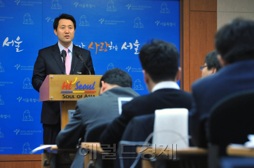 오세훈, 서울특별시 시장 / 문상급식에 대한 주민투표 제안을 한 오세훈서울시장 기자설명회를 하고 있다