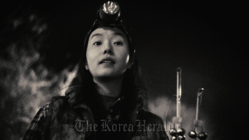Actress Lee Jung-hyun stars as a female shaman in “Night Fishing,” director Park Chan-wook and his brother Park Chan-kyong’s newly released experimental short film shot entirely with iPhone 4. PR One
Actress Lee Jung-hyun stars as a female shaman in “Night Fishing,” director Park Chan-wook and his brother Park Chan-kyong’s newly released experimental short film shot entirely with iPhone 4. PR One