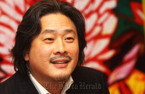 Director Park Chan-wook grins at a premiere of his new film “Night Fishing” at CGV Yongsan on Monday.  Yonhap News
Director Park Chan-wook grins at a premiere of his new film “Night Fishing” at CGV Yongsan on Monday.  Yonhap News