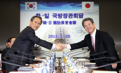 김관진 국방부 장관과 기타자와 도시미 일본 방위상 10일 오후 서울 용산 국방부 대회실에서 한일 국방장관 회담 시작 전 악수하고 있다. <br />정희조 기자 checho@
김관진 국방부 장관과 기타자와 도시미 일본 방위상 10일 오후 서울 용산 국방부 대회실에서 한일 국방장관 회담 시작 전 악수하고 있다.
정희조 기자 checho@
악수하는 한·일 국방장관