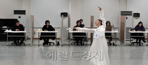 11일 대학별 예체능계 실기고사가 실시. 사진은 상명대학교 무용과 실기시험장 스케치.<br />정희조 기자/checho@heraldm.com 110111
11일 대학별 예체능계 실기고사가 실시. 사진은 상명대학교 무용과 실기시험장 스케치.
정희조 기자/checho@heraldm.com 110111
11일 대학별로 2011학년 입시 예체능계 실기고사가 실시된 가운데 상명대 무용과 실기시험장에서 한 수험생이 심사위원 앞에서 무용 실력을 선보이고 있다. 정희조 기자/checho@heraldm.com