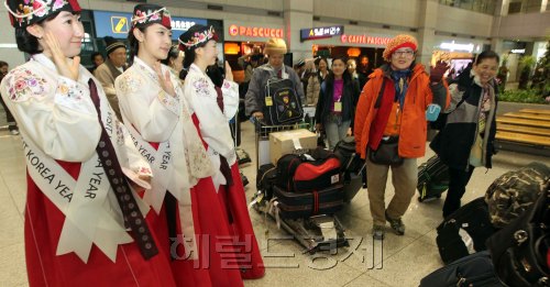 한국방문의해위원회는 10일부터 내달 말까지 문화체육관광부, 한국관광공사와 함께 '2011 코리아그랜드한글지원 해와 토토사이트' 행사를 진행한다고 전했다. 우리나라를 방문한 외국인을 대상으로 쇼핑, 외식, 숙박 등의 할인혜택과 문화체험을 제공하는 행사로 주요 백화점, 쇼핑몰, 면세점업체 등이 참여했다. 사진은 이날 인천공항에서 외국인 관광객을 한복차림의도우미들이 맞이하고있다/mook@heraldm.com
한국방문의해위원회는 10일부터 내달 말까지 문화체육관광부, 한국관광공사와 함께 '2011 코리아그랜드한글지원 해와 토토사이트' 행사를 진행한다고 전했다. 우리나라를 방문한 외국인을 대상으로 쇼핑, 외식, 숙박 등의 할인혜택과 문화체험을 제공하는 행사로 주요 백화점, 쇼핑몰, 면세점업체 등이 참여했다. 사진은 이날 인천공항에서 외국인 관광객을 한복차림의도우미들이 맞이하고있다/mook@heraldm.com
한국방문의해위원회는 10일부터 내달 말까지 문화체육관광부, 한국관광공사와 함께 '2011 코리아그랜드한글지원 해와 토토사이트' 행사를 진행한다고 전했다. 우리나라를 방문한 외국인을 대상으로 쇼핑, 외식, 숙박 등의 할인혜택과 문화체험을 제공하는 행사로 주요 백화점, 쇼핑몰, 면세점업체 등이 참여했다. 사진은 이날 인천공항에서 외국인 관광객을 한복차림의도우미들이 맞이하고있다/mook@heraldm.com