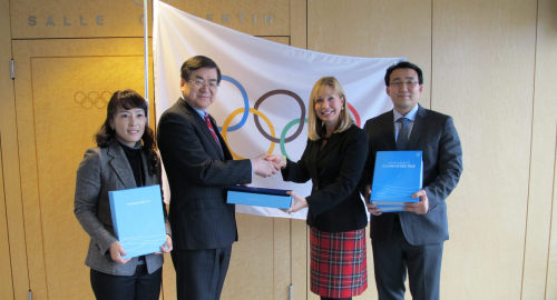 <YONHAP PHOTO-1023> 평창유치위, IOC에 후보도시 파일 제출 (춘천=연합뉴스) 2018 평창동계올림픽유치위원회는 11일 조양호 위원장이 강광배 스포츠디렉터, 최민경 홍보대사 등과 함께 스위스 로잔의 IOC를 방문, 재클린 바렛 후보도시 담당국장에게 3권 385쪽으로 구성된 `후보도시 파일'을 전달했다. 파일에는 IOC가 요구한 17개 분야 261개 세부 항목에 대한 답변과 236건의 개최 보증 내용 등을 담았다. 평창은 독일 뮌헨과 프랑스 안시 등과 경쟁하고 있다. 2011.1.11 << 2018 평창동계올림픽유치위원회 >> limbo@yna.co.kr/2011-01-11 09:44:17/ <저작권자 ⓒ 1980-2011 ㈜연합뉴스. 무단 전재 재배포 금지.>
Cho Yang-ho (second from left), CEO of PyeongChang’s 2018 bid committee, delivers its candidature file to the IOC’s Jacqueline Barrett (second from right) on Monday at the IOC headquarters in Lausanne.  PyeongChang 2018 Winter Games Bid Committee