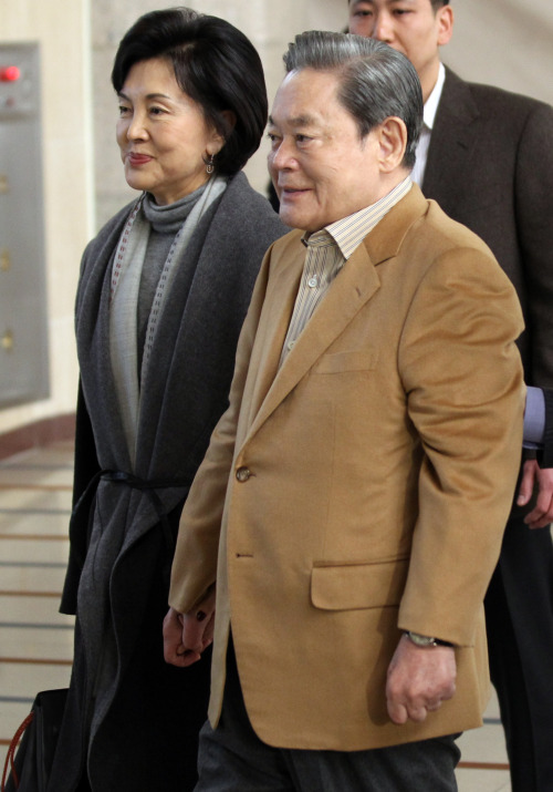 토토사이트 지분, 삼성전자 회장/ 홍라희, 리움 관장 /일본 방문하는 토토사이트 지분 회장 부부