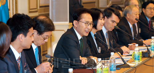 이명박 대통령이 11일 오전 청와대에서 열린 G20 후속, 합동보고회의에서 인사말을 하고 있다. 정희조 기자/checho@heraldm.com