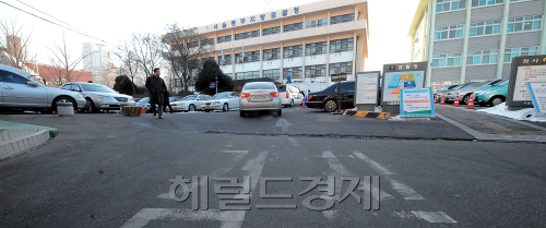 건설현장 식당(일명 함바집) 사업권 로비 의혹을 수사 중인 서울동부지검 수사팀이 30명 안팎으로 예상되는 로비 ‘몸통’을 겨냥하면서 질주하고 있다. 검찰은 몇 달 동안 충분히 준비한 만큼 정ㆍ관계 인사 자금수수 의혹을 규명할 수 있다는 자신감을 보이고 있다. 안훈 기자/rosedale@heraldm.com