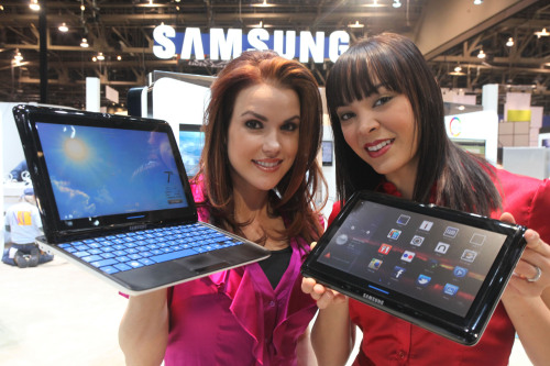 Samsung Electronics showcased its Sliding PC 7 series, a combination of a tablet and a laptop, at the Consumer Electronics Show in Las Vegas.   Samsung Electronics
