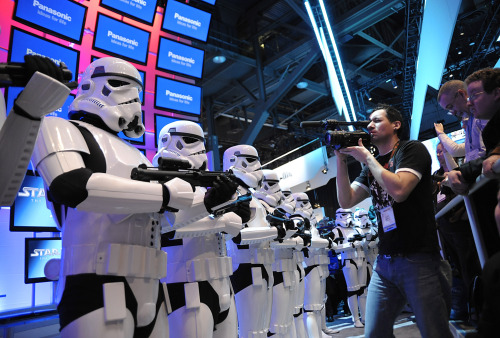 <YONHAP PHOTO-0642> ** COMMERCIAL IMAGE ** In this photograph taken by AP Images for Panasonic, Star Wars Stormtroopers await the arrival of Darth Vader at the Panasonic CES 2011 booth to announce the upcoming release of Star Wars: The Complete Saga on Blu-ray in Las Vegas on Thursday, Jan. 6, 2011. (Dan Steinberg/AP Images for Panasonic)/2011-01-07 09:32:50/ <저작권자 ⓒ 1980-2011 ㈜연합뉴스. 무단 전재 재배포 금지.>
Star Wars Stormtroopers await the arrival of Darth Vader at the Panasonic CES 2011 booth to announce the upcoming release of “Star Wars: The Complete Saga” on Blu-ray in Las Vegas on Thursday.  AP-Yonhap News