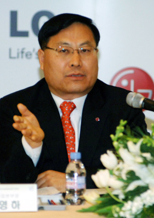 LG전자 가전사업 운영계획 발표 (서울=연합뉴스) LG전자 HA사업본부장 이영하 사장이 7일(현지시간) 미국 라스베이거스 벨라지오호텔에서 열린 기자간담회에서 올해 가전사업 운영계획을 밝히고 있다. 2011.1.11 << LG전자 >> photo@yna.co.kr (끝)
Lee Young-ha, LG Electronics president of home appliances, addresses a news conference Tuesday.   Yonhap News