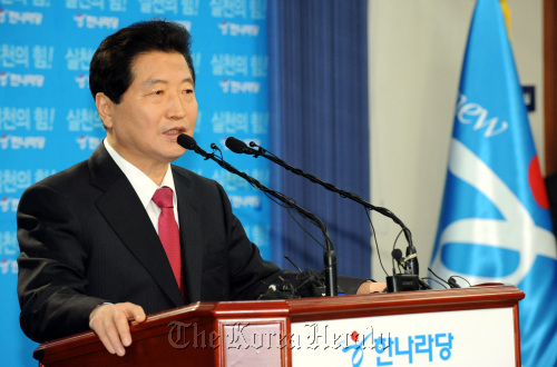 한나라당 안상수 대표가  11일 오전 여의도당사에서 신년 기자회견을 열고 올해 정국 구상을 밝히고 있다.양동출dcyang@heraldm.com/110111/
Grand National Party leader Ahn Sang-soo holds a New Year news conference Tuesday.   Yang Dong-chul/The Korea Herald