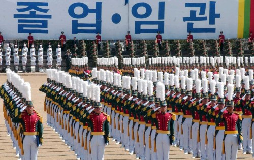 26일 오후 육군 제3사관학교 졸업식및 임관식에서 대통령권한대행에게 경례를 하고있다
Army Academy cadets salute during their commission ceremony.   The Korea Herald
Army Academy cadets salute during their commission ceremony.   The Korea Herald