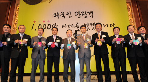 11일 오후 소공동 롯데호텔에서 '2011 관광인 신년인사회'가 열리는 가운데 남상만 한국관광협회중앙회 회장(왼쪽에서 5번째)과 모철민 문화체육관광부 차관(왼쪽에서 6번째) 및 지역관광협회 회장들이 1000만 외래 관광객 유치와 국내관광활성화를 염원하는 복주머니를 한데 모으고 기념촬영을 하고 있다./안훈기자 rosedale@ 2011.01.11
11일 오후 소공동 롯데호텔에서 '2011 관광인 신년인사회'가 열리는 가운데 남상만 한국관광협회중앙회 회장(왼쪽에서 5번째)과 모철민 문화체육관광부 차관(왼쪽에서 6번째) 및 지역관광협회 회장들이 1000만 외래 관광객 유치와 국내관광활성화를 염원하는 복주머니를 한데 모으고 기념촬영을 하고 있다./안훈기자 rosedale@ 2011.01.11
한국 관광업계 인사가 한 자리에 모여 ‘1000만 외래 관광객 유치’와 ‘국내 관광 활성화’를 다짐하는 ‘2011 관광인 신년인사회’가 소공동 롯데호텔에서 11일 오후 열렸다. 남상만(왼쪽 다섯 번째) 한국관광협회중앙회 회장과 모철민(왼쪽 여섯 번째) 문화체육관광부 차관 및 지역관광협회 회장이 관광 활성화를 염원하는 복주머니를 한데 모으고 기념촬영을 하고 있다. 안훈 기자/rosedale@