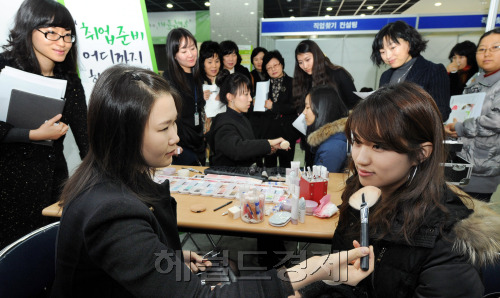 마포구(구청장 박홍섭)는 시립마포청소년수련관과 함께 11일 취업 희망 여성들을 대상으로 "취업준비 어디까지 해봤니?"를 주제로 이력서 작성법, 면접 노하우, 메이크업 기술 등을 전문가가 1:1로 상담해 주는 여성 취업박람회를 마포구청 1층 로비에서 열고 있다. 박현구 기자phko@heraldm.com 2011.01.11
마포구(구청장 박홍섭)는 시립마포청소년수련관과 함께 11일 취업 희망 여성들을 대상으로 "취업준비 어디까지 해봤니?"를 주제로 이력서 작성법, 면접 노하우, 메이크업 기술 등을 전문가가 1:1로 상담해 주는 여성 취업박람회를 마포구청 1층 로비에서 열고 있다. 박현구 기자phko@heraldm.com 2011.01.11
마포구(구청장 박홍섭)는 시립마포청소년수련관과 함께 11일 취업 희망 여성들을 대상으로 "취업준비 어디까지 해봤니?"를 주제로 이력서 작성법, 면접 노하우, 메이크업 기술 등을 전문가가 1:1로 상담해 주는 여성 취업박람회를 마포구청 1층 로비에서 열고 있다. 박현구 기자phko@heraldm.com 2011.01.11