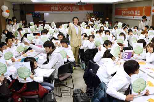 한화그룹은 11일부터 2박3일 동안 강원도 평창 한화리조트에서 사회복지시설의 청소년 100여명을 대상으로 ‘한화 비전 캠프’를 열고 있다. 이번 캠프에선 검정고시를 통해 10년 만에 대학에 진학하고 4수 끝에 개그맨이 된 고혜성 씨가 포기하지 않는 꿈의 소중함에 대해 특강도 했다. [사진제공=한화]