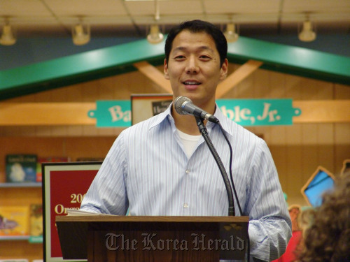 Mike Kim talks about his experience of helping North Korean refugees to freedom at a book store in the U.S.  Mike Kim