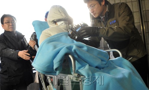 태광그룹 비자금 조성 의혹을 받고 있는 이호진 회장의 어머니 이선애 토토사이트 운영자 공소시효가 12일 오전 피의자 신분으로 서울 서부지검에 소환되고 있다.<br alt=