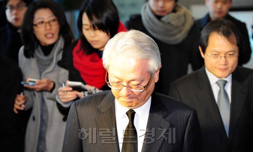 여야 정치권으로부터 사퇴압력을 받고 있는 정동기 감사원장 후보자가 12일 오전 서울 통의동 금융감독원 연수원 별관으로 굳은표정으로 출근을 하고 있다. 정후보자는 이 날 기자들의 질문에 "오늘중으로 거취를 밝히겠다"는 말을 한 뒤 사무실로 들어갔다. 박해묵 기자/mook@heraldm.com
여야 정치권으로부터 사퇴압력을 받고 있는 정동기 감사원장 후보자가 12일 오전 서울 통의동 금융감독원 연수원 별관으로 굳은표정으로 출근을 하고 있다. 정후보자는 이 날 기자들의 질문에 "오늘중으로 거취를 밝히겠다"는 말을 한 뒤 사무실로 들어갔다. 박해묵 기자/mook@heraldm.com
