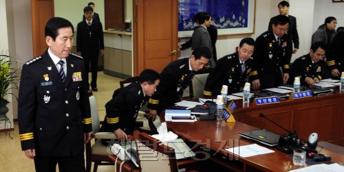11일 밤 검찰이 건설현장 식당운영권 브로커에게 돈을 받은 혐의로 강희락 전 경찰청장에 대해 사전 구속영장을 청구한 가운데 12일 오전 조현오 경찰청장이 서울 서대문 경찰청사에서 부정부패 척결을 위한 전국경찰지휘부를 비상소집해 회의를 주재하기 위해 회의장으로 들어서고 있다. 박해묵 기자/mook@herladm.com
11일 밤 검찰이 건설현장 식당운영권 브로커에게 돈을 받은 혐의로 강희락 전 경찰청장에 대해 사전 구속영장을 청구한 가운데 12일 오전 조현오 경찰청장이 서울 서대문 경찰청사에서 부정부패 척결을 위한 전국경찰지휘부를 비상소집해 회의를 주재하기 위해 회의장으로 들어서고 있다. 박해묵 기자/mook@herladm.com