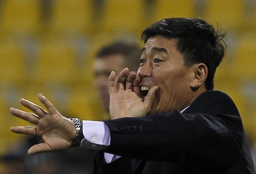 <YONHAP PHOTO-0568> North Korea's team coach Kim Jong-Hun shouts during a match against the United Arab Emirates in the AFC Asian Cup group D, in Doha, Qatar, Tuesday, Jan. 11, 2011. (AP Photo/Hassan Ammar)/2011-01-12 07:19:49/ <저작권자 ⓒ 1980-2011 ㈜연합뉴스. 무단 전재 재배포 금지.>
North Korea head coach Jo Tong-sop AP-Yonhap News