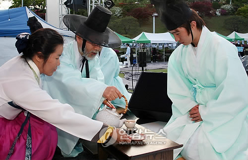 Traditional ceremony celebrating the passage from childhood to adulthood is being held every year in Sungkyunkwan University. (Yonhap News)