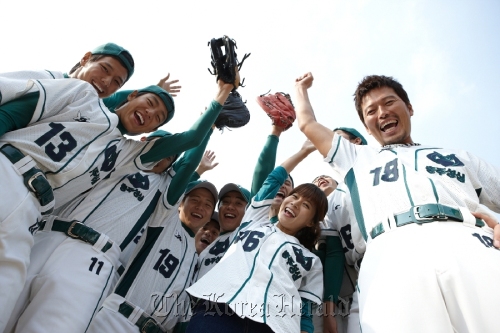 Actor Jeong Jae-young (far right) stars as a former pro baseball player who ends up coaching a team of hearing-impaired teenagers in director Kang Woo-suk’s new film, “Glove.” CJ Entertainment