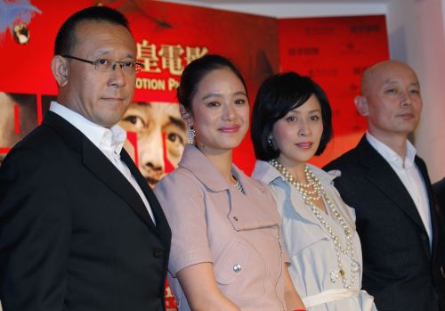 <YONHAP PHOTO-2677> In this photo taken Monday, Jan. 10, 2011, from left, Chinese actor-turned-director Jiang Wen, Chinese actress Zhou Yun, Hong Kong actress Carina Lau and Chinese actor Ge You pose together during the premiere of their latest movie "Let the Bullets Fly" in Hong Kong. (AP Photo/Vincent Yu)/2011-01-11 22:58:39/ <저작권자 ⓒ 1980-2011 ㈜연합뉴스. 무단 전재 재배포 금지.>
From left: Chinese actor-turned-director Jiang Wen, Chinese actress Zhou Yun, Hong Kong actress Carina Lau and Chinese actor Ge You pose together during the premiere of their latest movie “Let the Bullets Fly” Jan. 10 in Hong Kong.  AP-Yonhap News