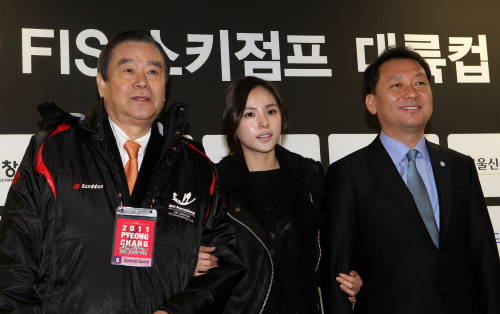 민효린, 평창 FIS스키점프대회 홍보대사 위촉식 (평창=연합뉴스) 유형재 기자 = 12일 오전 평창 스키점프 스타디움에서 열린 '2011 평창 FIS 스키점프 대륙컵대회' 홍보대사로 위촉식에서 변탁 대한스키협회장, 민효린, 이광재 강원지사가 기념촬영을 하고 있다. 2009년 MBC '트리플'에서 피겨 스케이팅 선수 역을 맡았던 민효린은 영화 '써니'의 4월 개봉을 앞두고 있다.2011.1.12 yoo21@yna.co.kr http://blog.yonhapnews.co.kr/yoo21/ (끝)
Actress Min Hyo-rin (center) poses with Korea Ski Association president Byeon Tak (left) and Gangwon Province Gov. Lee Kwang-jae in PyeongChang on Wednesday.
Yonhap News