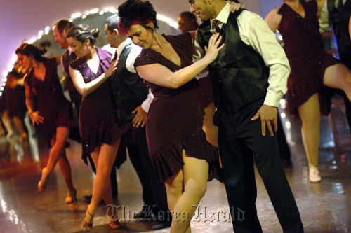 A salsa dance group, including Rebecca Rea (second from right), made up of 3rd Street Dance students, performs for a class at the studio, near the Beverly Center, in Los Angeles, California, Dec.15, 2010.  Los Angeles Times/MCT