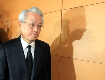 Chief state auditor nominee Chung Tonk-ki leaves after he announces his decision to withdraw from his position. (Yonhap News)