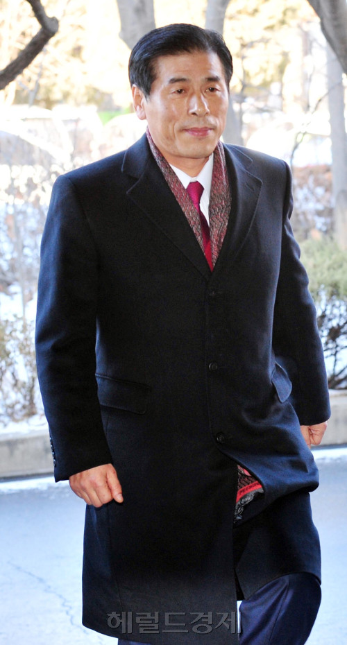 함바 운영권 브로커 유상봉(65.구속기소)씨로부터 재직 시절 금품을 받은 혐의를 받고 있는 이길범 전 해양경찰청장이 12일 오후 서울동부지검으로 출석하고 있다.<br />김명섭 기자 msiron@
함바 운영권 브로커 유상봉(65.구속기소)씨로부터 재직 시절 금품을 받은 혐의를 받고 있는 이길범 전 해양경찰청장이 12일 오후 서울동부지검으로 출석하고 있다.
김명섭 기자 msiron@