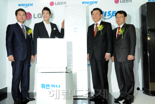 ‘2011년형 휘센 에어컨’을 내놨다. 12일 오전 서울시 서초구 LG 전자 서초 R&D센터에서 열린 '2011 휘센 에어컨 신제품 발표회'에서 마린보이 박태환이 주요 참석인사들과 함께 신제품을 소개하고 있다. 왼쪽부터 최상규 한국마케팅본부장, 박태환, 노환용 AE사업본부장, 허인구 RAC사업부장 상무. 박현구 기자phko@heraldm.com 2011.1.12
‘2011년형 휘센 에어컨’을 내놨다. 12일 오전 서울시 서초구 LG 전자 서초 R&D센터에서 열린 '2011 휘센 에어컨 신제품 발표회'에서 마린보이 박태환이 주요 참석인사들과 함께 신제품을 소개하고 있다. 왼쪽부터 최상규 한국마케팅본부장, 박태환, 노환용 AE사업본부장, 허인구 RAC사업부장 상무. 박현구 기자phko@heraldm.com 2011.1.12
