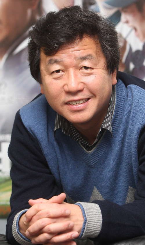 <YONHAP PHOTO-1141> 감독 강우석 (서울=연합뉴스) 유용석 기자 = 영화 '글러브' 연출 맡은 강우석 감독. 2011.1.12 yalbr@yna.co.kr/2011-01-12 13:47:54/ <저작권자 ⓒ 1980-2011 ㈜연합뉴스. 무단 전재 재배포 금지.>
Director Kang Woo-suk. Yonhap News
