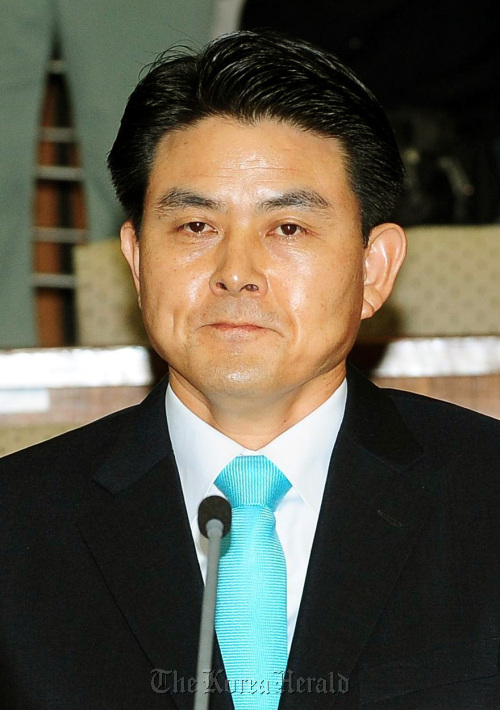 김태호 국무총리 후보자가 24일 국회 인사청문 특별위원회에 출석하여 의원들의 질의를 들으며 불편한 표정을 짓고 있다..양동출dcyang@heraldm.com/100824/
Kim Tae-ho