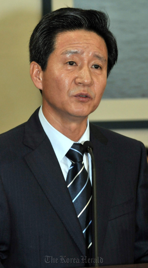 이재훈 지식경제부 장관 내정자가 20일 오전 국회 지식경제위원회 회의실에서 열린 인사청문회에 출석해 후보자 선서를 하고 있다.양동출dcyang@heraldm.com/100820/
Lee Jae-hoon