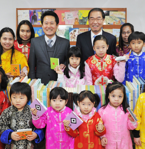 12일 강원도 홍천군 다문화지원센터에서 열린 다문화 가정 어린이를 위한 도서 전달식에서 아시아나항공 류광희 여객본부장(중앙 우측)과 허필홍 홍천군수(중앙 좌측)가 다문화 가정 가족들과 함께 행사 후 기념촬영을 하고 있다.아시아나항공제공.2011.01.12.
12일 강원도 홍천군 다문화지원센터에서 열린 다문화 가정 어린이를 위한 도서 전달식에서 아시아나항공 류광희 여객본부장(중앙 우측)과 허필홍 홍천군수(중앙 좌측)가 다문화 가정 가족들과 함께 행사 후 기념촬영을 하고 있다.아시아나항공제공.2011.01.12.